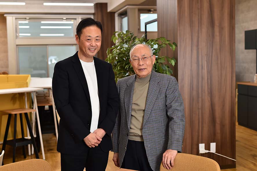尾﨑正夫相談役会長がインタビューで語る様子